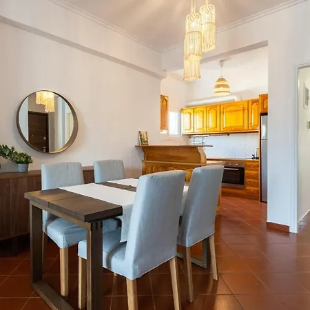 Charming Seaside Retreat In The Heart Of *