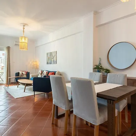Charming Seaside Retreat In The Heart Of *